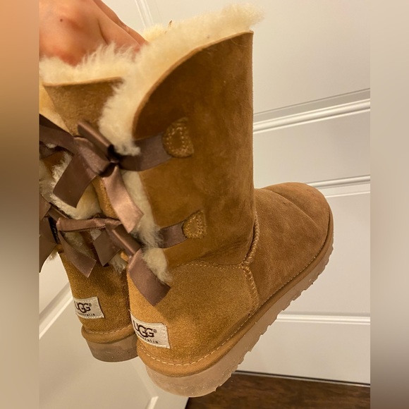 ❌SOLD❌ UGG Bailey Bow II Chestnut - Picture 3 of 10